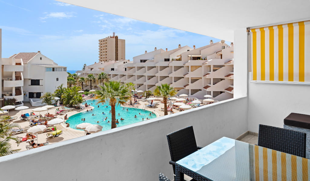 Piscina del complejo hotelero en Costa Adeje, Tenerife, vista desde un balcón.