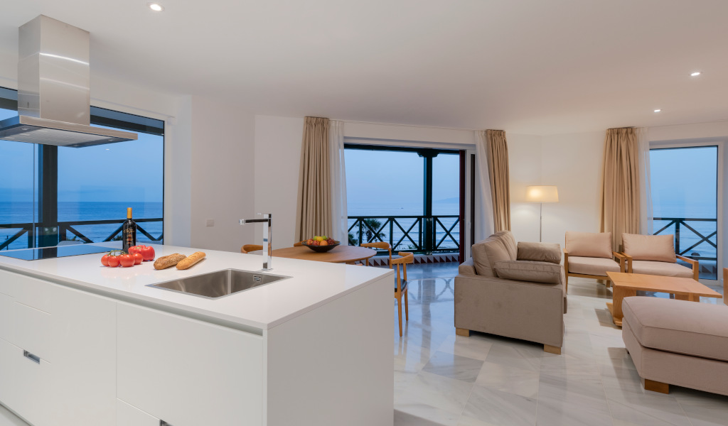 Cocina y sala de estar con vistas al mar en apartamento de Tenerife.