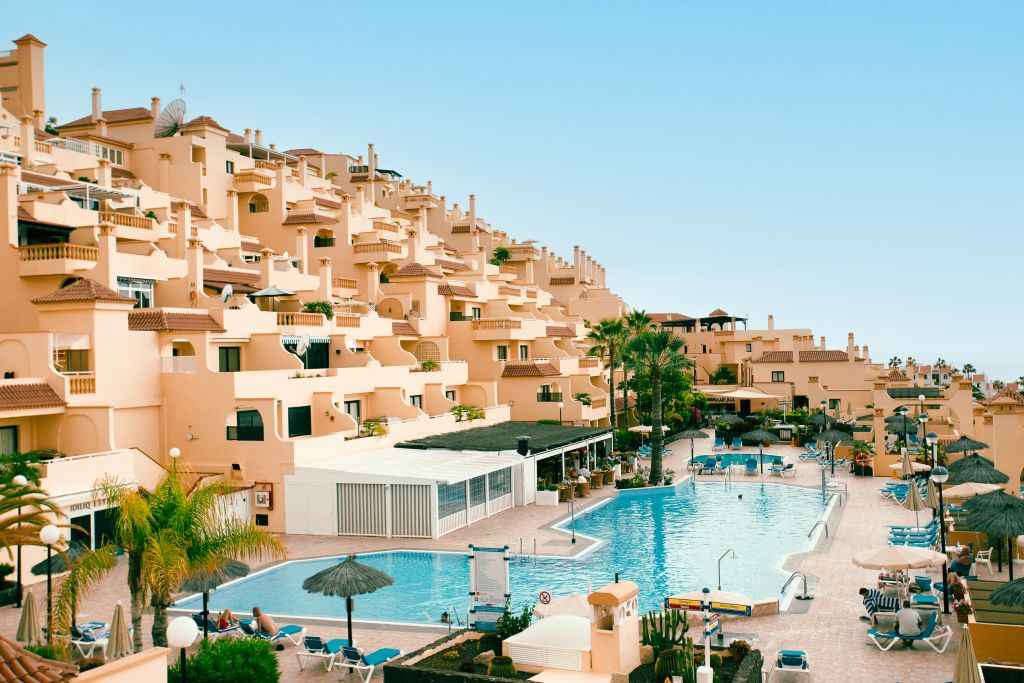 Complejo de apartamentos con piscina en Costa Adeje, Tenerife.