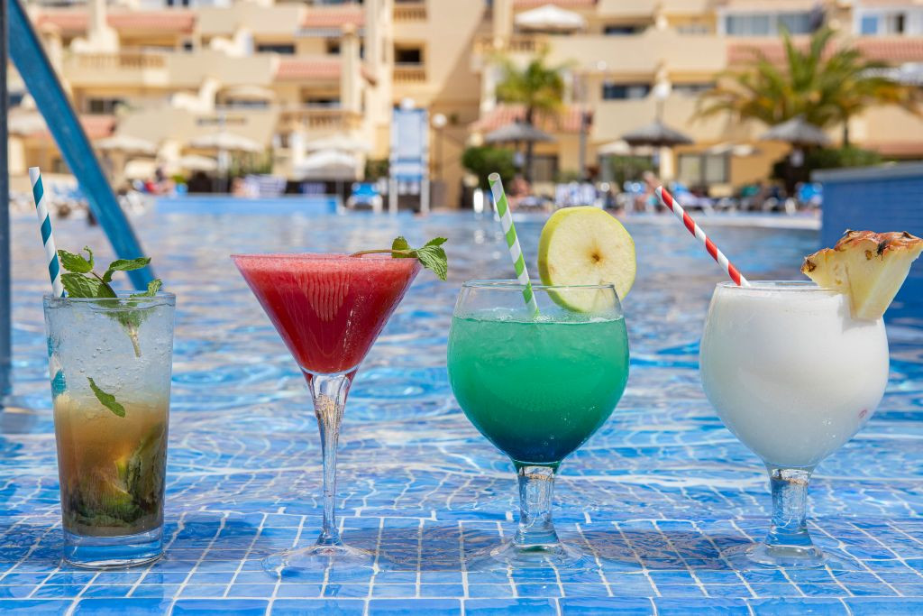 Cuatro cócteles junto a la piscina en un hotel de Tenerife.
