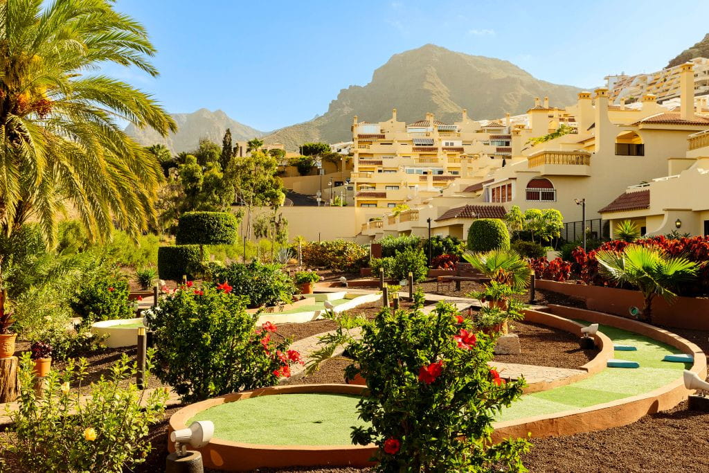 Mini golf rodeado de jardines y montañas en Adeje, Tenerife.