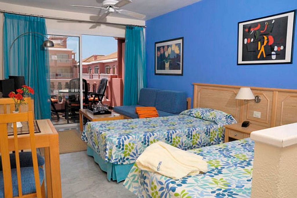 Habitación con dos camas individuales y balcón en Tenerife.