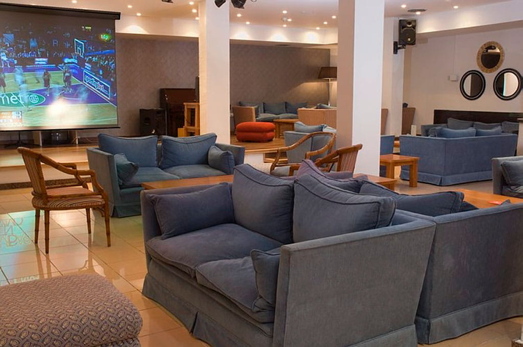 Sofás y pantalla grande en salón de eventos en Tenerife.