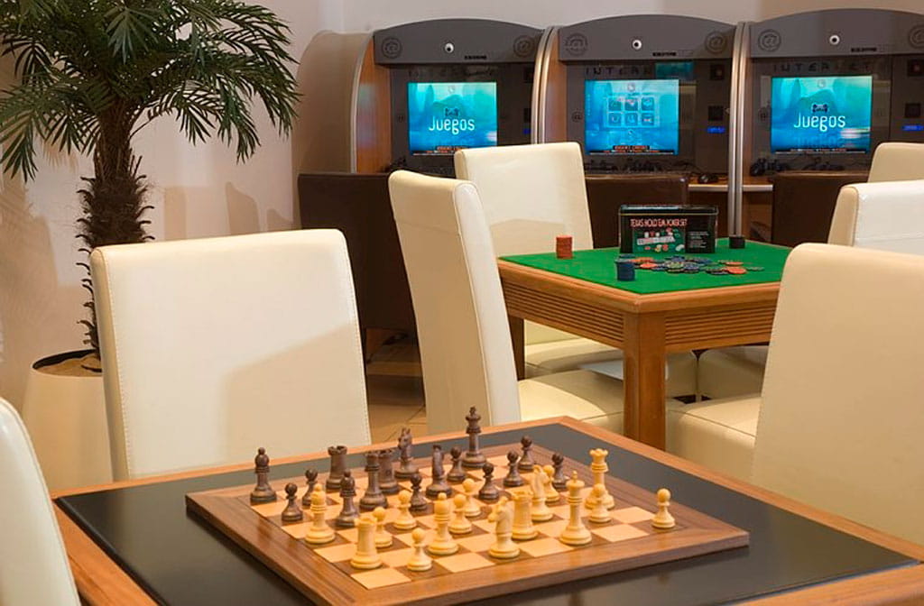 Juegos de mesa, como el ajedrez y póker, en un casino de Tenerife.