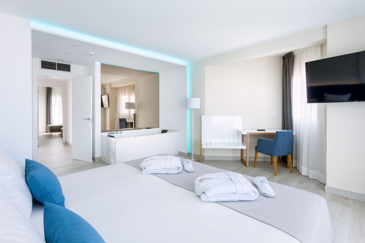 Habitación de hotel moderna con cama y escritorio en Tenerife.