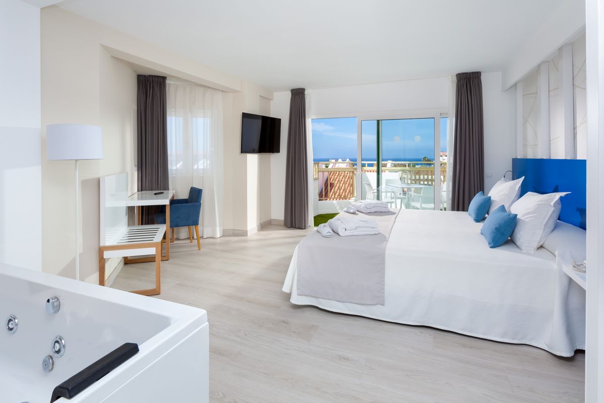 Dormitorio moderno con jacuzzi y vista al mar en Tenerife.