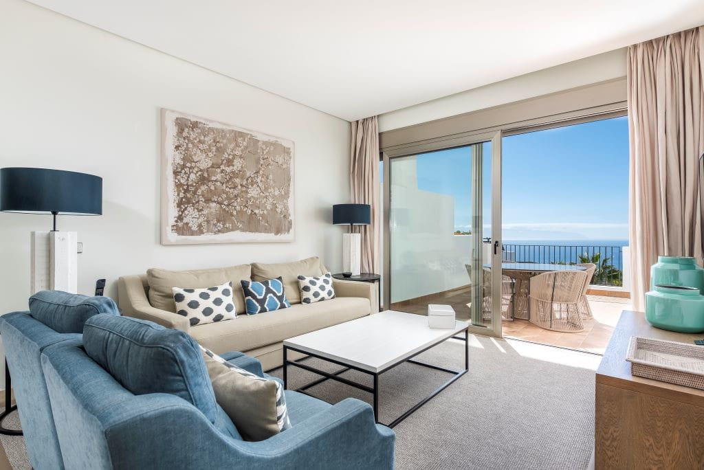 Sala de estar luminosa con vista al mar en Tenerife.