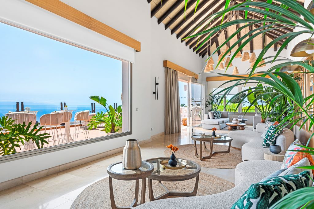 Sala de estar con amplias ventanas y vista al mar en Tenerife.
