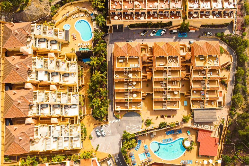 Vista aérea de un complejo de apartamentos con piscinas en Tenerife.