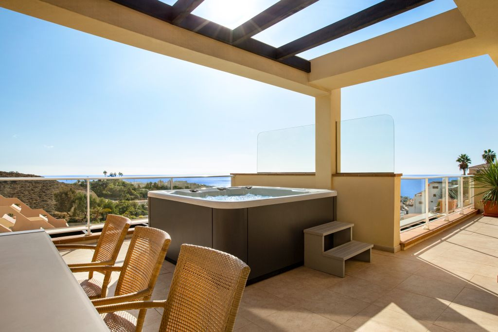 Terraza con jacuzzi y vistas al horizonte en Costa Adeje, Tenerife.
