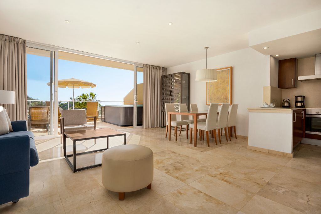 Sala moderna con comedor y cocina, vista a terraza en Tenerife.