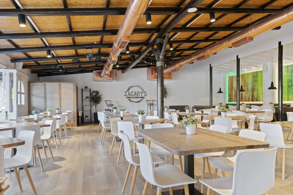 Restaurante Zacary's con sillas y mesas de madera en Tenerife.