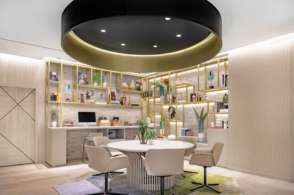 Sala de reuniones moderna con estanterías decoradas, mesa redonda y sillas en Tenerife.