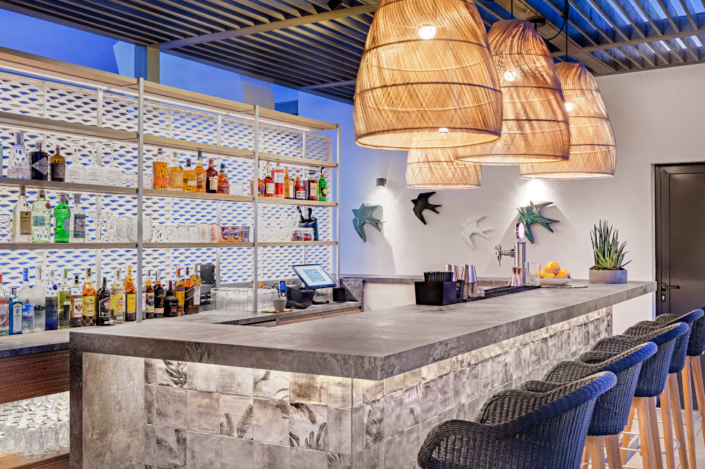 Bar con estantes de bebidas alcohólicas y lámparas en Tenerife.