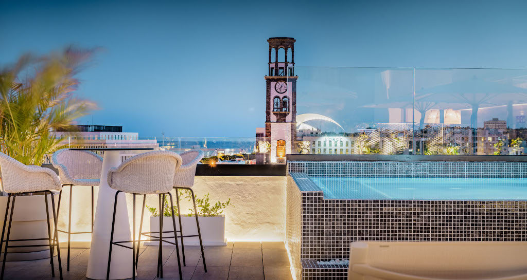 Terraza con piscina y vista a la torre del reloj en Santa Cruz de Tenerife.