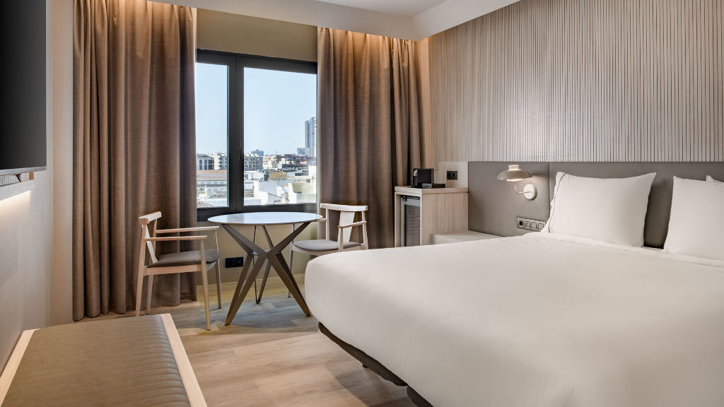 Habitación de hotel con cama doble y ventana con vista en Tenerife.