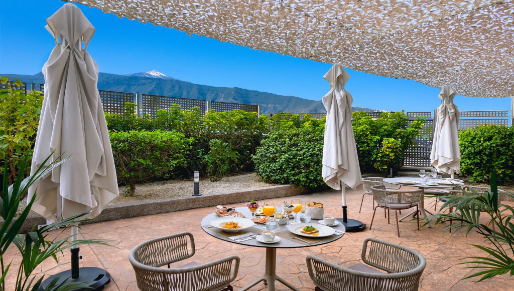 Terraza con mesas servidas y vistas al Teide en Tenerife.