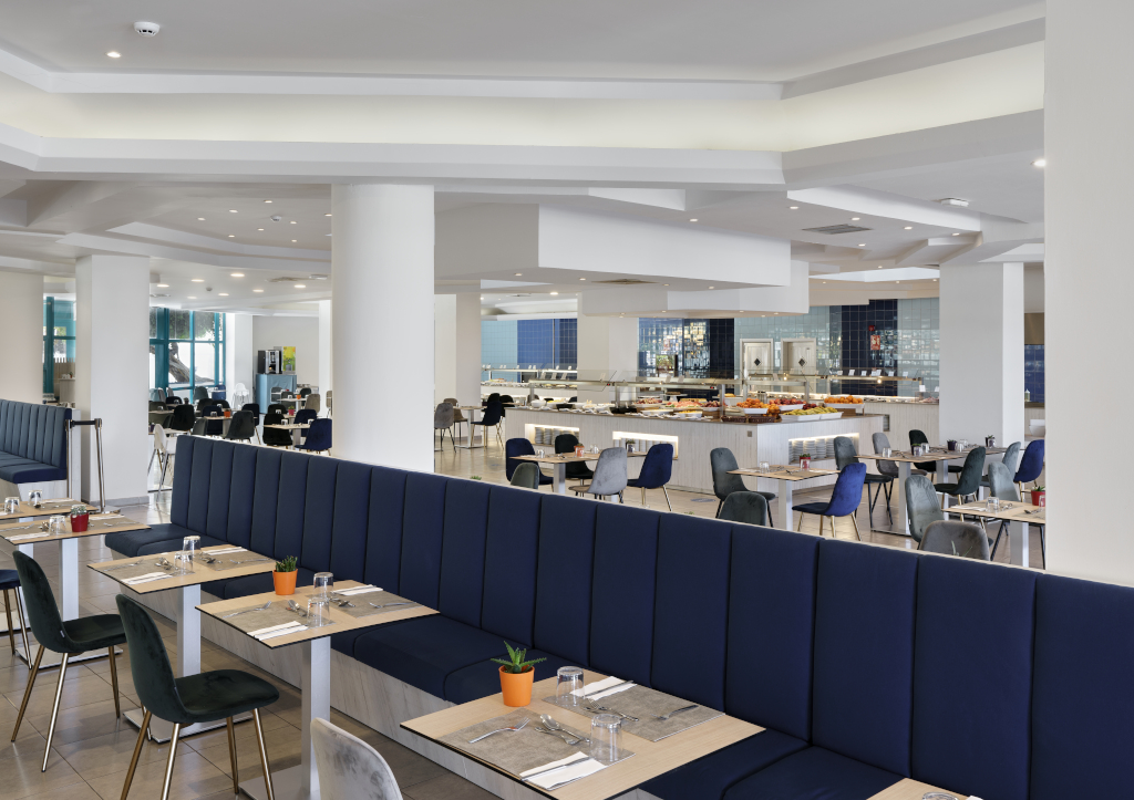 Restaurante en Tenerife con mesas preparadas y área de buffet al fondo.