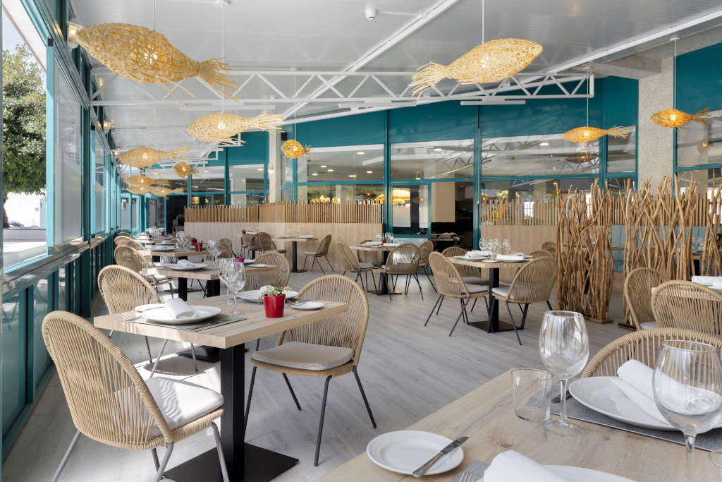 Restaurante con mesas preparadas y lámparas de estilo pescado en Tenerife.