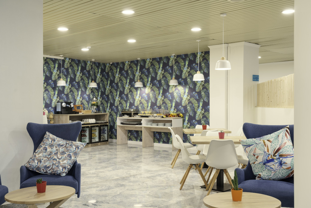 Sala de descanso con mesas y sillas modernas en Tenerife.