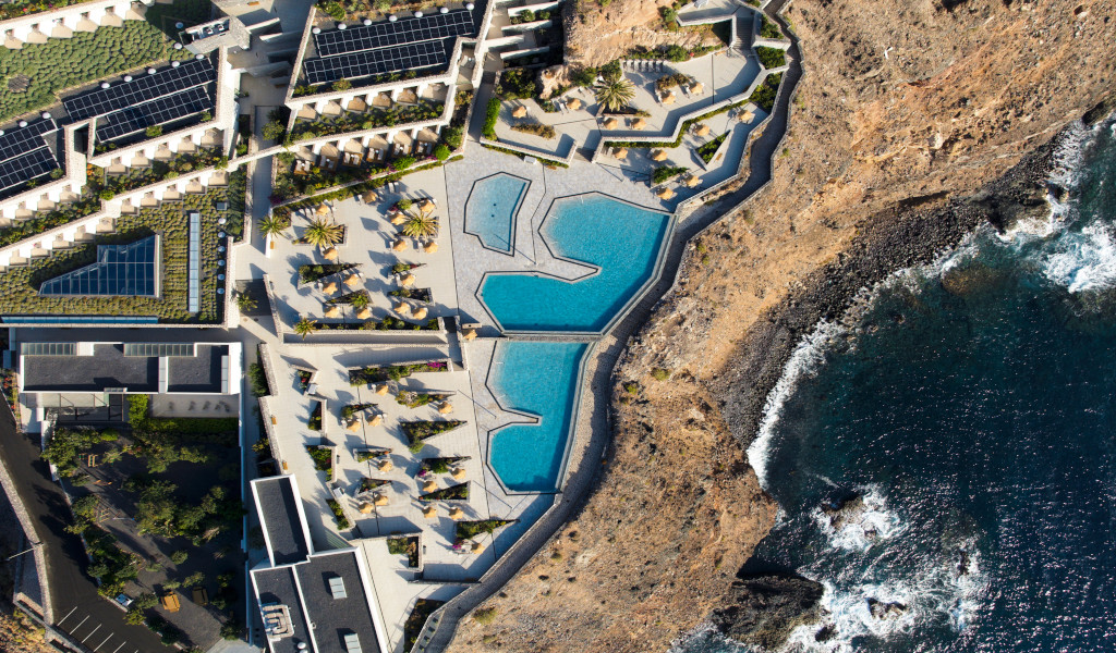Vista aérea de complejo hotelero con piscinas junto al mar en Tenerife.