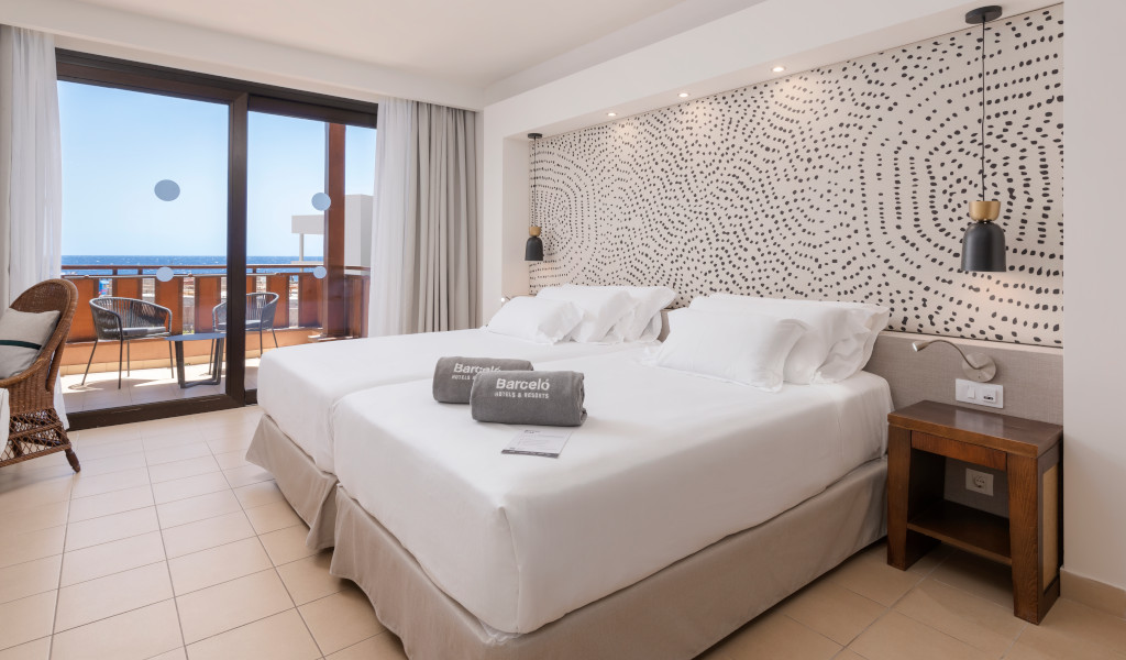 Habitación doble con balcón y vista al mar en hotel de Tenerife.