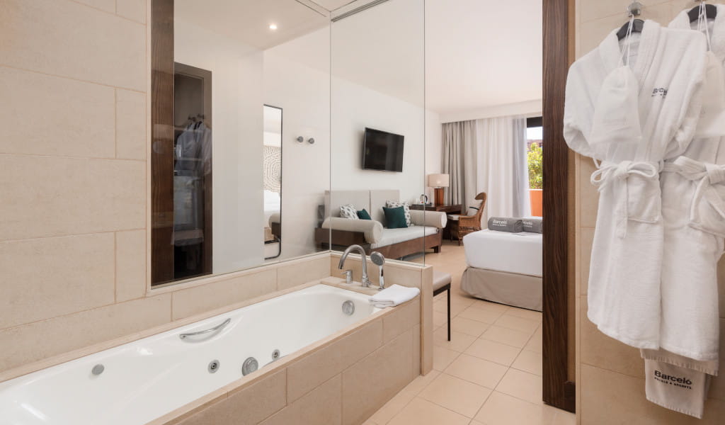 Baño con bañera y vista al dormitorio de un hotel en Tenerife.