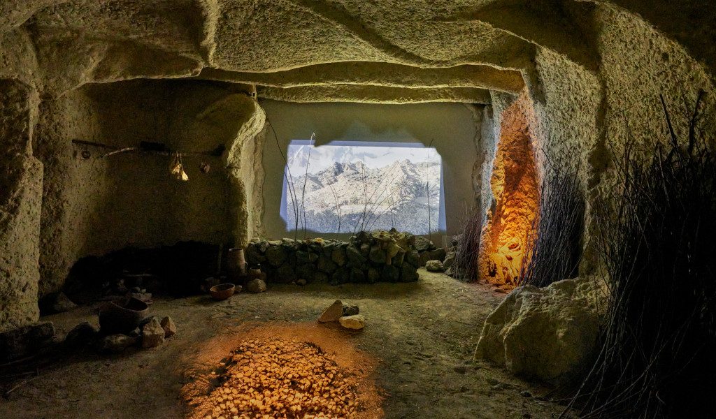 Cueva con proyección de montañas en Tenerife.