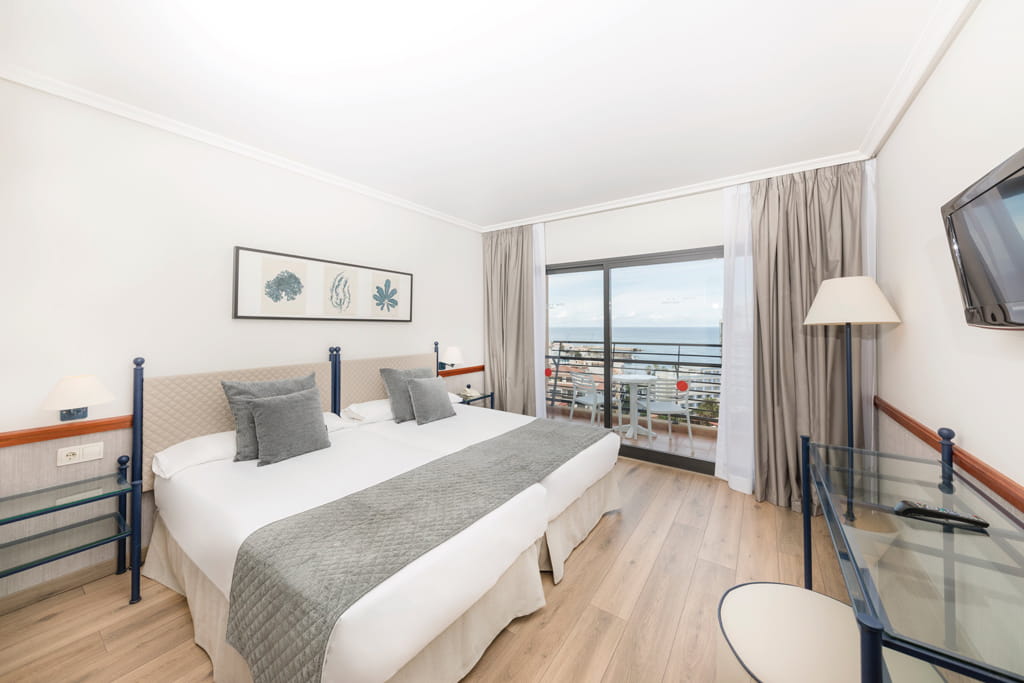 Habitación doble en hotel con vista al océano en Tenerife.