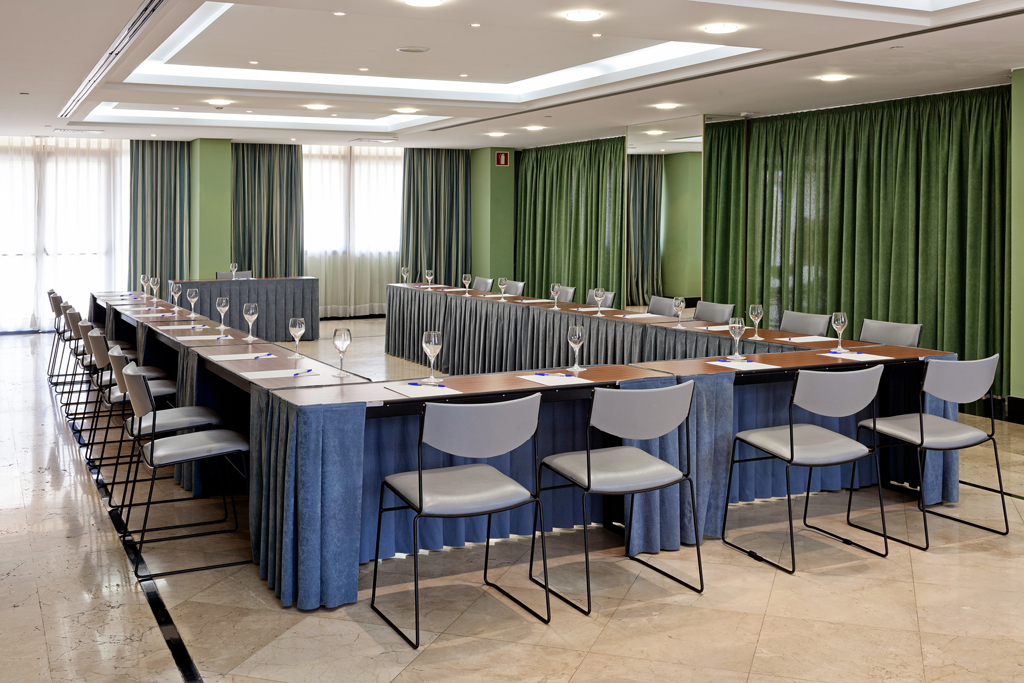 Sala de conferencias con sillas y mesas en Tenerife, preparada para una reunión.