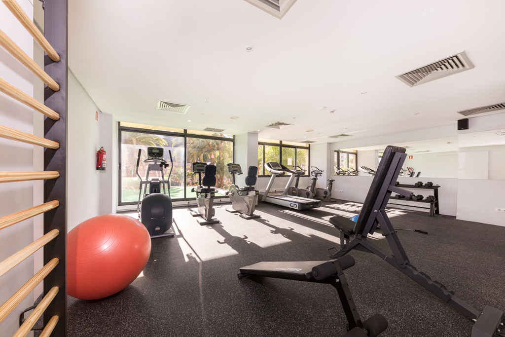 Gimnasio con cinta de correr y máquina elíptica en Tenerife.