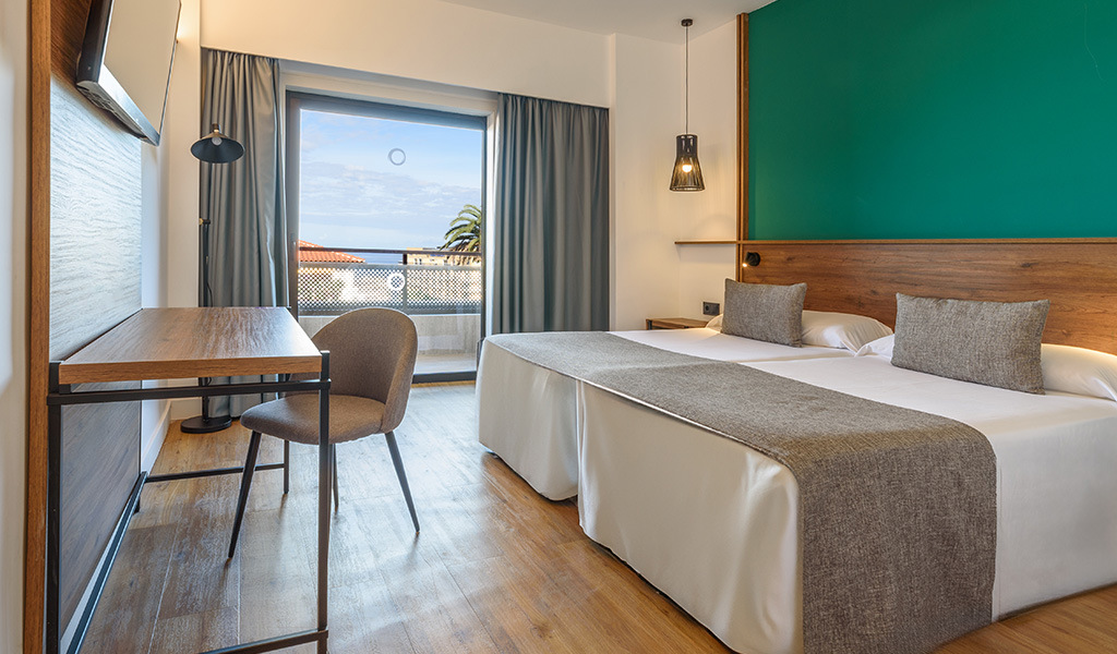 Habitación de hotel moderna con vista al mar en Tenerife.