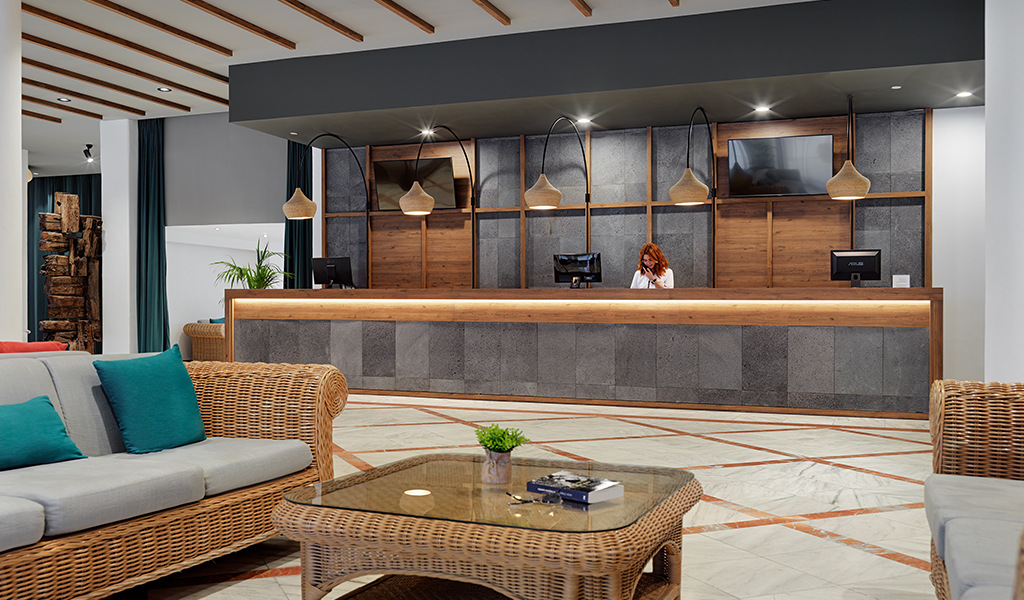 Recepción del hotel en Tenerife con sofás y lámparas colgantes.