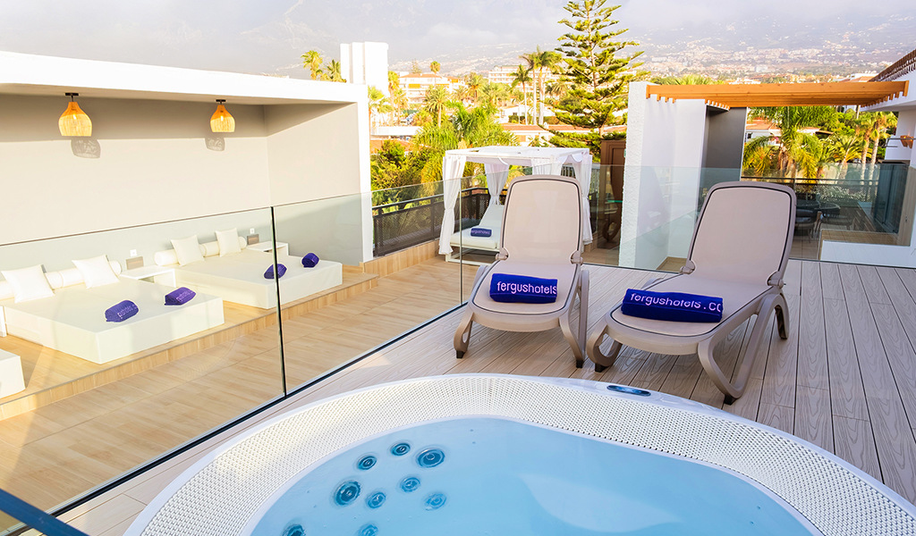 Terraza con jacuzzi, tumbonas y camas balinesas en Tenerife.