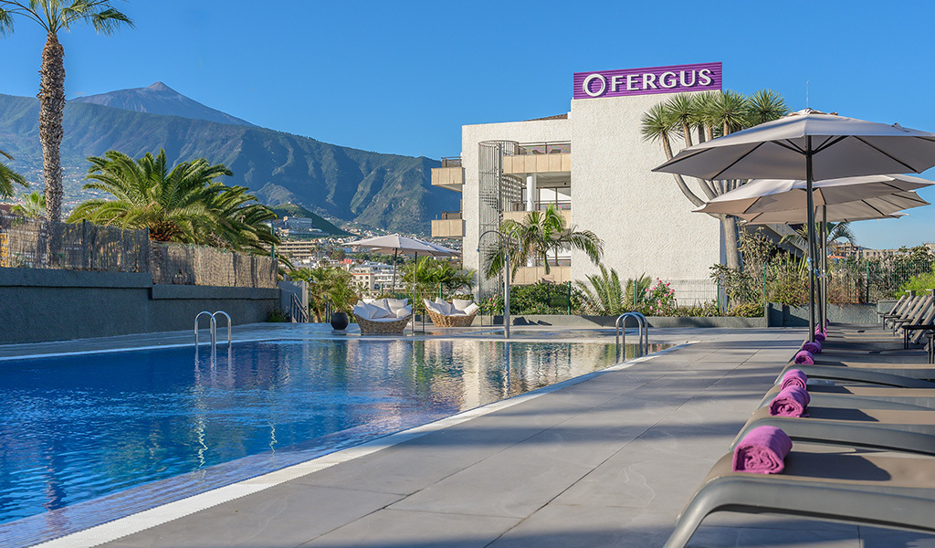 Piscina del hotel Fergus con vista al Teide en Adeje, Tenerife.