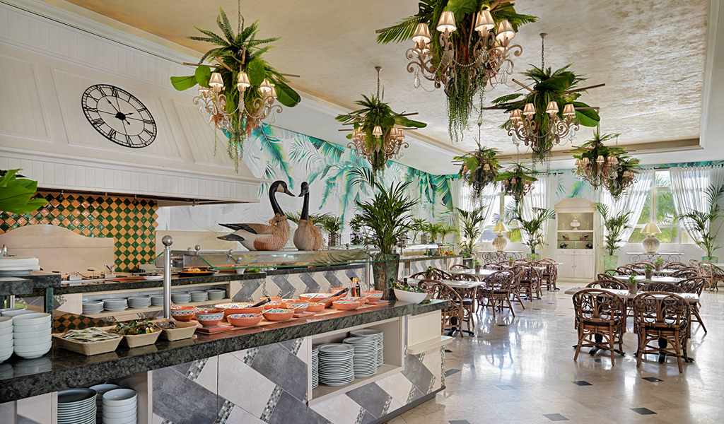 Restaurante en Tenerife con decoración tropical y mesas servidas.