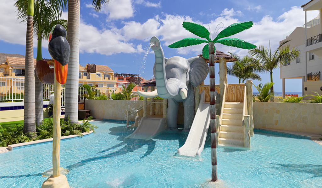 Área de juegos acuáticos con tobogán de elefante en Tenerife.
