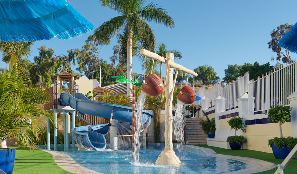 Área de juegos acuáticos con toboganes en Tenerife.