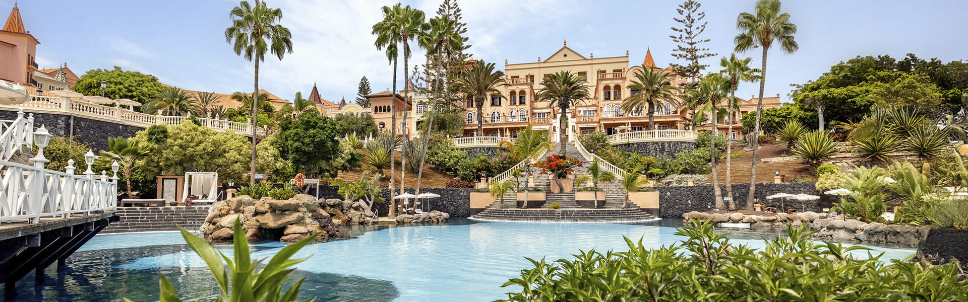 Vista frontal del Hotel