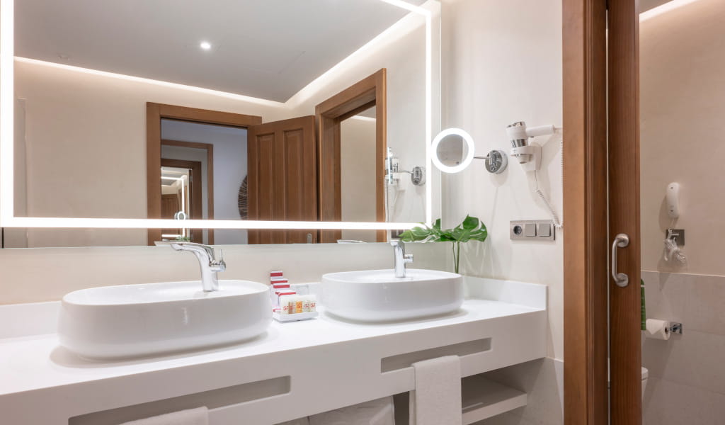Baño moderno con dos lavabos en hotel de Tenerife.