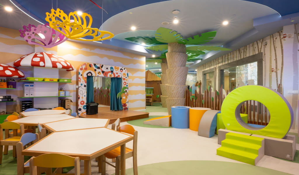 Área de juegos infantiles con decoración de setas y naturaleza en Tenerife.