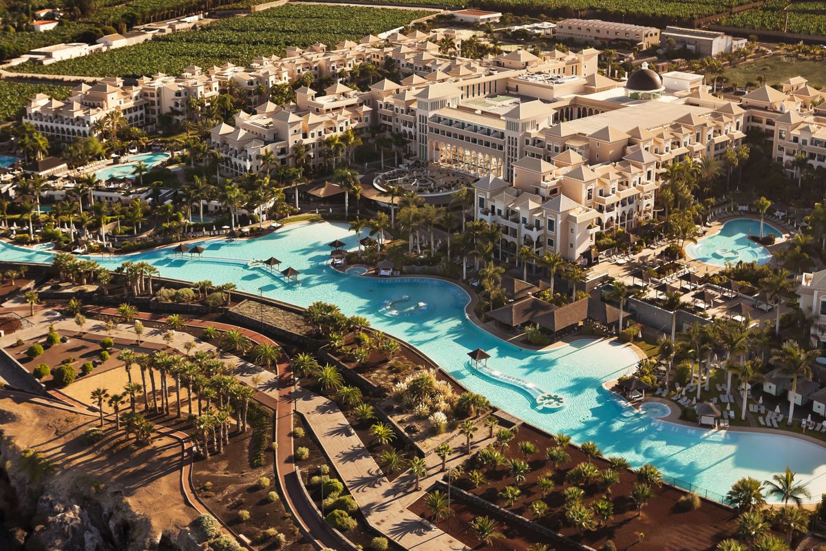 Complejo turístico con piscinas rodeado de palmeras en Tenerife.
