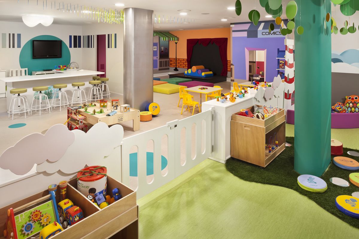 Zona de juegos colorida con juguetes y mesas, parque infantil en Tenerife.