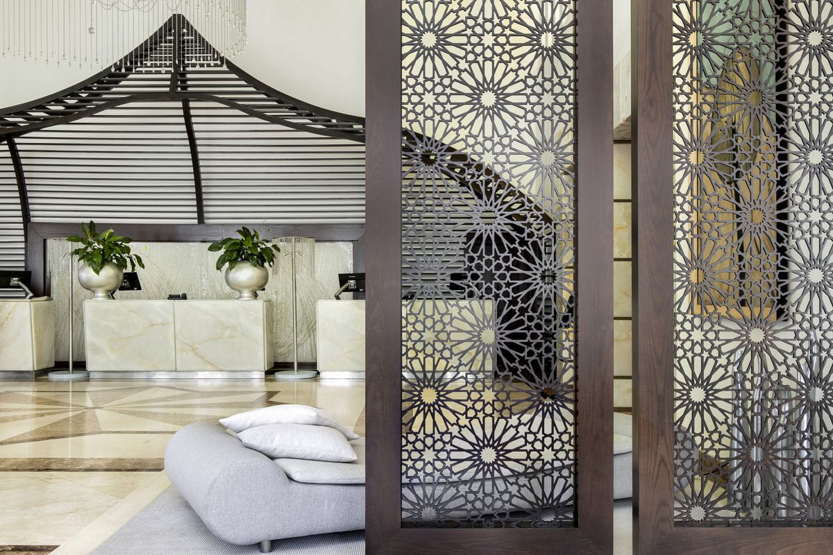 Recepción moderna con panel decorativo y muebles en Tenerife.