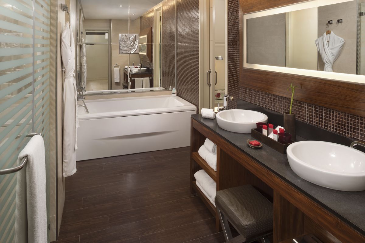 Baño moderno con bañera y dos lavabos en hotel de Tenerife.
