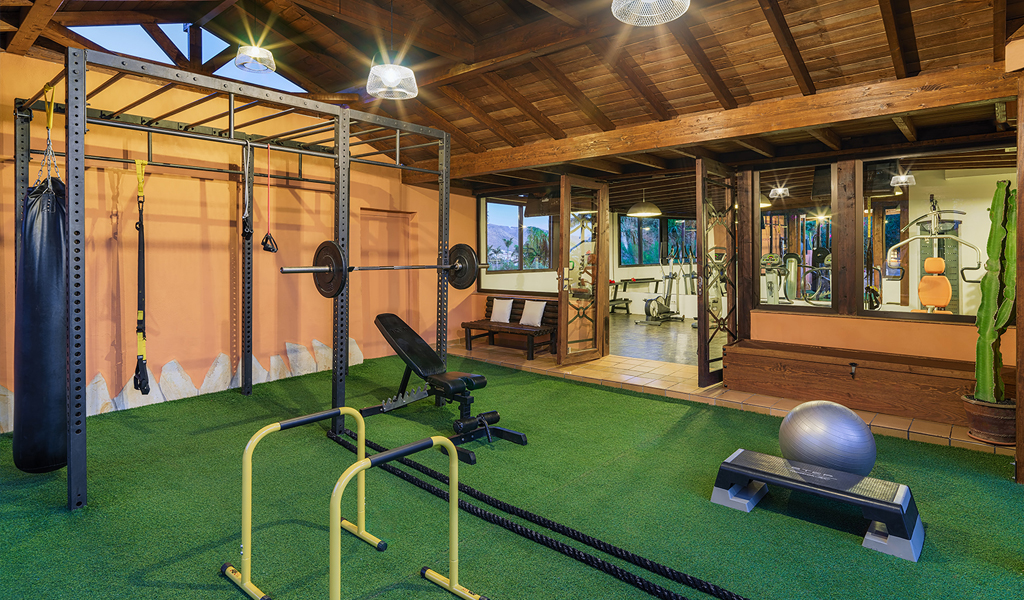 Gimnasio con equipo de musculación y boxeo en Tenerife.