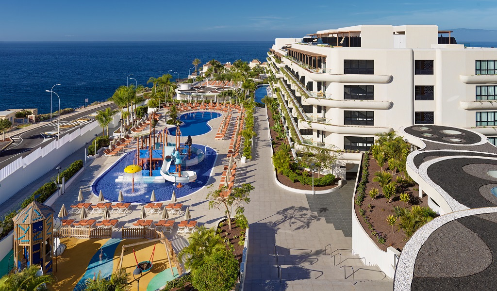 Complejo de piscina y hotel con vista al mar en Tenerife.