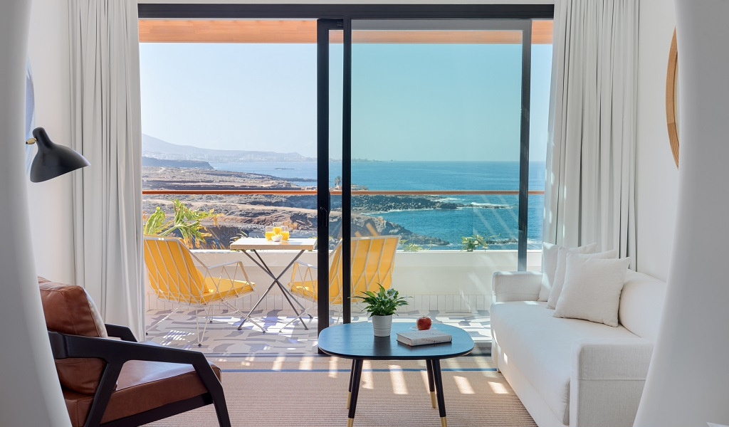 Sala de estar moderna con terraza y vista al mar en Tenerife.