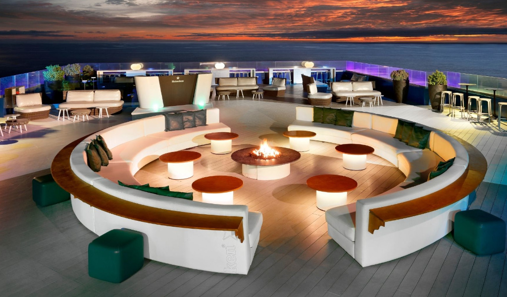 Terraza con fogata y muebles alrededor al atardecer en Tenerife.