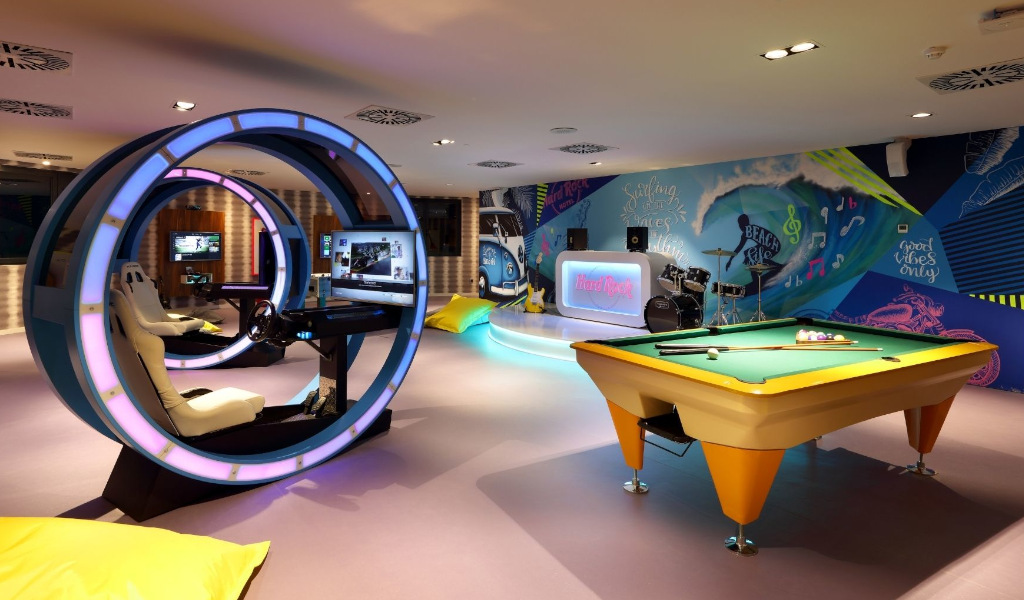 Sala de juegos con simulador de carreras y mesa de billar en hotel de Tenerife.